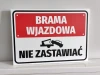 Tabliczka Brama wjazdowa, nie zastawiać - Wzór graficzny. Czerwone tło z białym napisem, ikona samochodu na lawecie