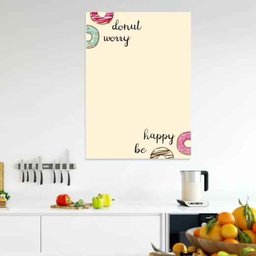 Tablica suchościeralna z grafiką pączków i napisem Donut worry be happy we wnętrzu kuchni