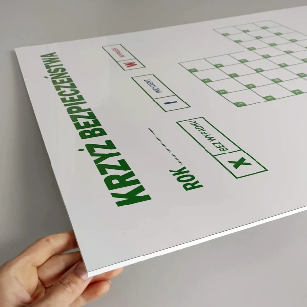 Krzyż bezpieczeństwa roczny, tablica magnetyczna suchościeralna lean 137 - Wzór graficzny. Tablica ma białe tło z zielonymi