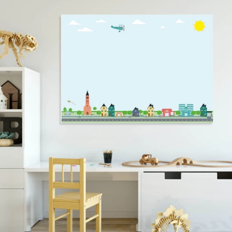 Tablica suchościeralna dla dzieci miasto 495 - Aranżacja w pokoju dziecięcym. Ściany w jasnym kolorze, meble w naturalnym