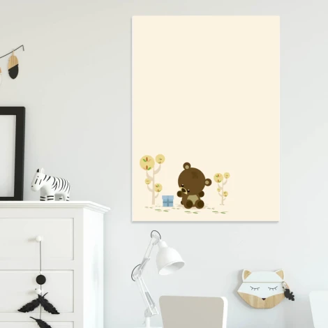 Tablica suchościeralna dla dzieci miś 554 - Aranżacja w pokoju dziecięcym. Ściany w jasnych kolorach, meble w stylu