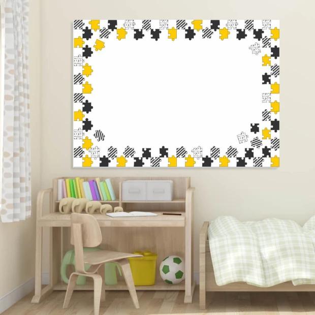 Tablica suchościeralna dla dzieci puzzle 493 - Aranżacja w pokoju dziecięcym. Ściany w jasnym kolorze, meble w naturalnym