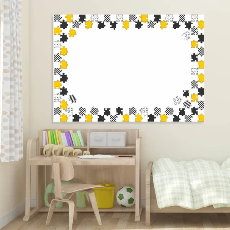 Tablica suchościeralna dla dzieci puzzle 493 - Aranżacja w pokoju dziecięcym. Ściany w jasnym kolorze, meble w naturalnym