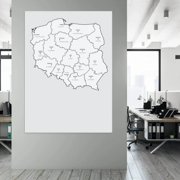 Magnetyczna tablica suchościeralna mapa Polski z podziałem na województwa 238 - Aranżacja w biurze. Ściany są jasne, a meble