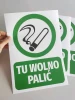 Naklejka Tu wolno palić - Wzór graficzny. Okrągły kształt z symbolem papierosa i napisem na zielonym tle