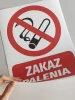 Naklejka Zakaz palenia - Wzór graficzny. Czerwony okrąg z przekreślonym papierosem, pod spodem napis ZAKAZ PALENIA