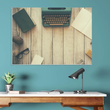 Tablica magnetyczna suchościeralna maszyna do pisania 220 - Aranżacja w biurze. Ściany w kolorze niebieskim, drewniane meble