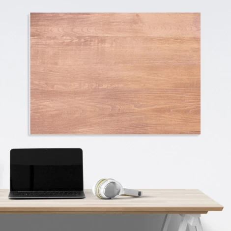 Tablica magnetyczna suchościeralna deski 172 - Aranżacja w biurze. Ściany w jasnym kolorze, stół z laptopem i słuchawkami