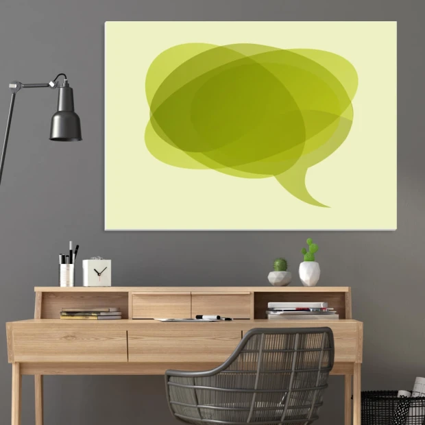 Tablica suchościeralna magnetyczna z nadrukiem zielonego dymka we wnętrzu biura