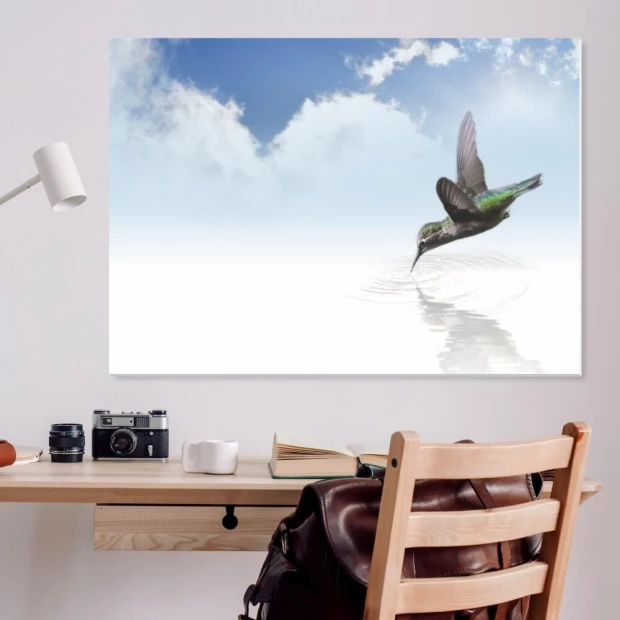 Tablica magnetyczna suchościeralna ptak 211 - Wzór graficzny. Hummingbird w locie nad wodą, z niebieskim niebem i chmurami