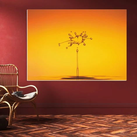 Tablica magnetyczna suchościeralna rozprysk wody 210 - Aranżacja w pokoju z czerwonymi ścianami i drewnianą podłogą