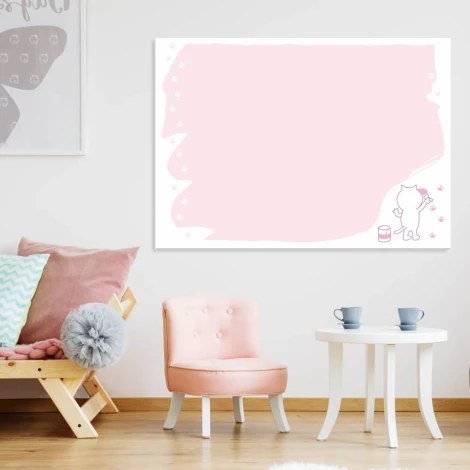 Tablica magnetyczna suchościeralna dla dzieci kotek 321 - Aranżacja w pokoju dziecięcym. Ściany w jasnych kolorach, meble