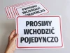 Naklejka Prosimy wchodzić pojedynczo - Wzór graficzny. Duży napis na białym tle z czerwoną ramką