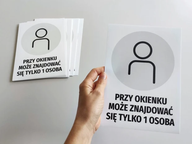 Naklejka Przy okienku może znajdować się tylko 1 osoba - Wzór graficzny. Grafika przedstawia ikonę postaci na szarym tle