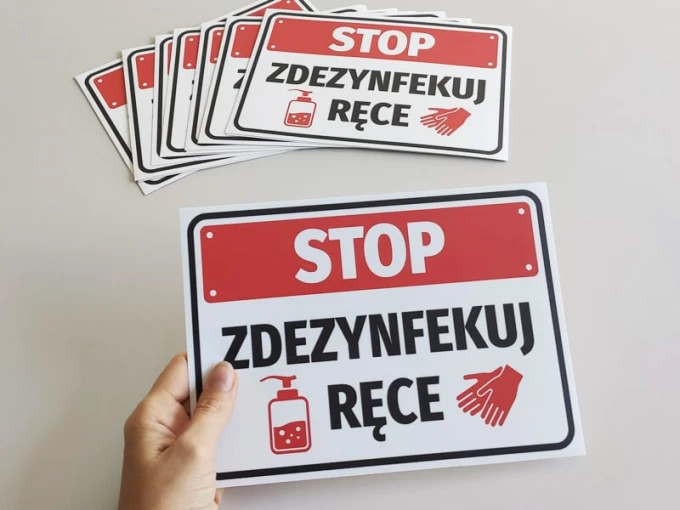 Naklejka Stop Zdezynfekuj ręce - Wzór graficzny. Czerwony napis na białym tle, obok ikona butelki z płynem i dłoni