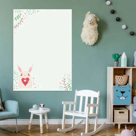 Tablica magnetyczna suchościeralna dla dzieci zając 558 - Aranżacja w pokoju dziecięcym. Ściany w jasnym kolorze, drewniane