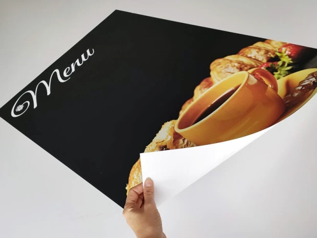 Tablica kredowa samoprzylepna z nadrukiem Menu w ujęciu pokazującym odklejanie warstwy ochronnej