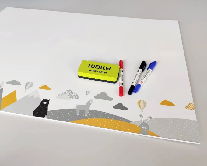 Tablica magnetyczna suchościeralna dla dzieci zwierzęta, góry 384 - Wzór graficzny. Na tablicy znajdują się chmury, góry