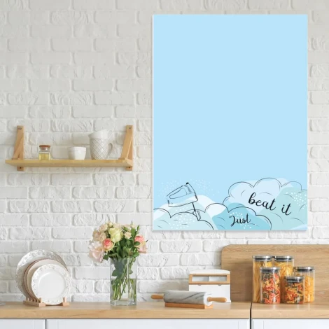 Tablica magnetyczna suchościeralna do kuchni Just beat it 532 - Aranżacja w kuchni. Ściany w jasnym kolorze, drewniane półki