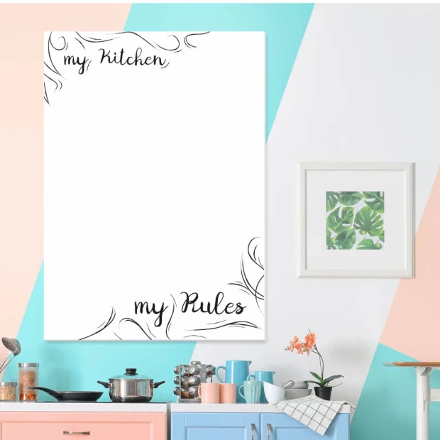 Tablica magnetyczna suchościeralna z napisem My Kitchen My Rules i ozdobnymi zawijasami we wnętrzu kuchni