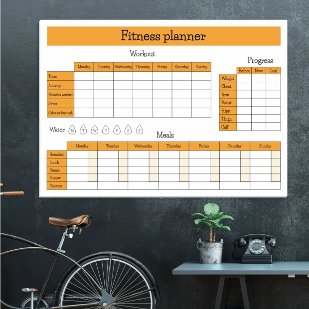 Tablica magnetyczna suchościeralna z przykładowym nadrukiem planera fitness we wnętrzu