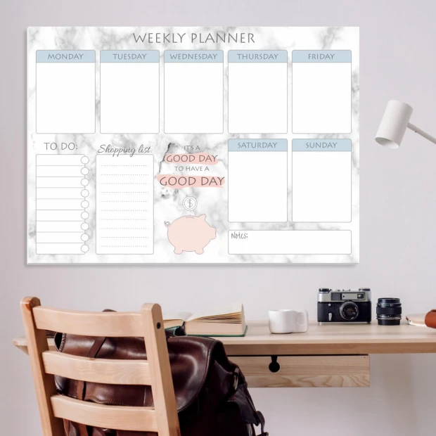 Tablica magnetyczna suchościeralna Weekly planner 413 - Aranżacja w biurze. Ściany w jasnym kolorze, drewniane meble