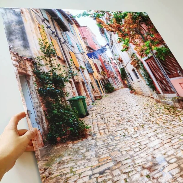 Plakat ze zdjęcia 20x30 cm na ważne okazje - Aranżacja w wąskiej uliczce. Ulica z kamienną nawierzchnią, kolorowe budynki