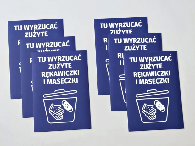Naklejka Tu wyrzucać zużyte rękawiczki i maseczki - Wzór graficzny. Na niebieskim tle białe napisy i ikona kosza na śmieci