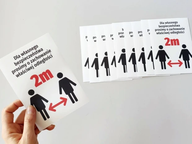 Naklejka zachowaj odstęp 2m N478 - Wzór graficzny. Na białym tle znajdują się postacie ludzkie oraz strzałki wskazujące