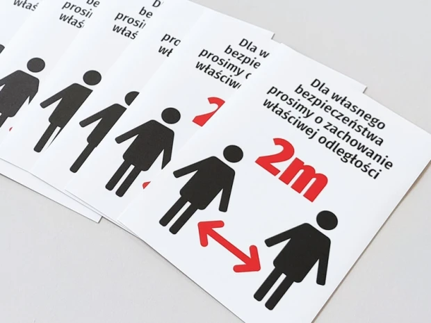 Naklejka zachowaj odstęp 2m N478 - Wzór graficzny. Dwa symbole postaci ludzkich oraz strzałki wskazujące odległość 2m