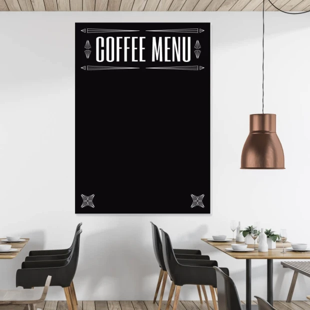 Tablica kredowa z nadrukiem COFFEE MENU we wnętrzu lokalu gastronomicznego