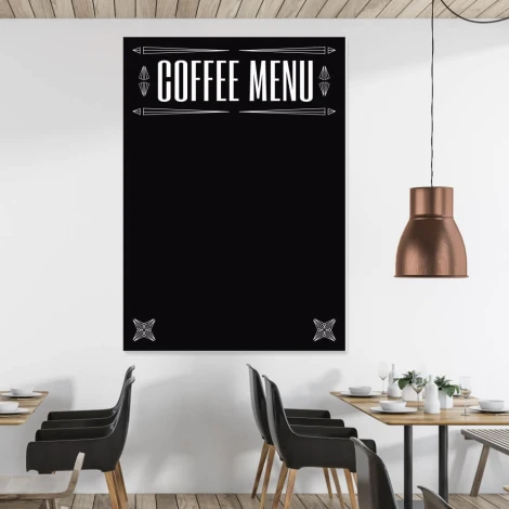Tablica kredowa z nadrukiem coffee menu 006 - Aranżacja w kawiarni. Ściany w jasnych kolorach, drewniane elementy i metalowe