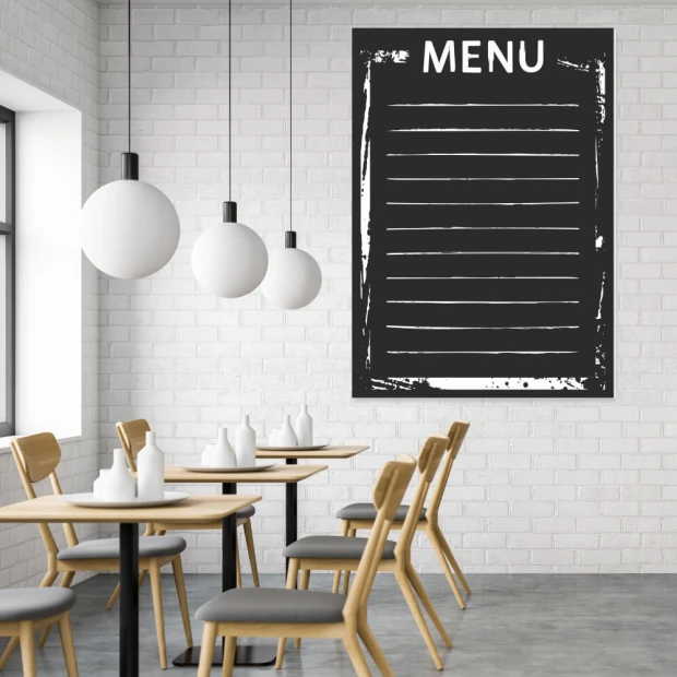 Tablica kredowa z nadrukiem MENU, liniami do pisania i ozdobną ramką we wnętrzu lokalu gastronomicznego