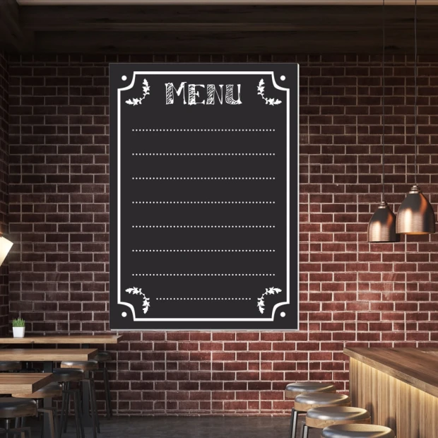 Tablica kredowa z nadrukiem menu, ozdobną ramką i liniami do wpisywania dań we wnętrzu lokalu