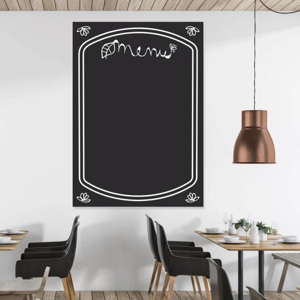 Tablica kredowa z nadrukiem ozdobnej ramki i napisu menu we wnętrzu restauracji