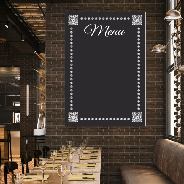 Tablica kredowa z nadrukiem menu 007 - Aranżacja w restauracji. Ciemne ściany i drewniane meble