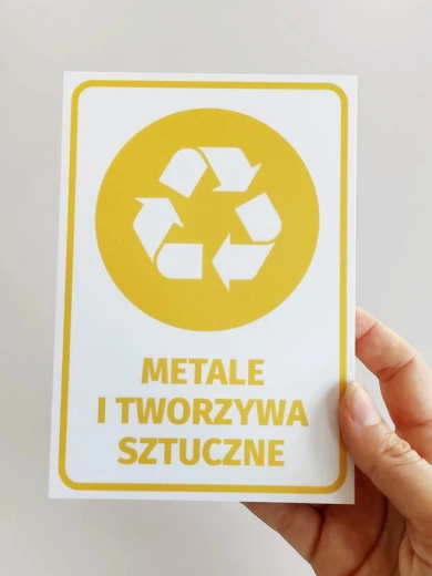 Tabliczka Metale i tworzywa sztuczne z piktogramem recyklingu, trzymana w dłoni dla prezentacji rozmiaru