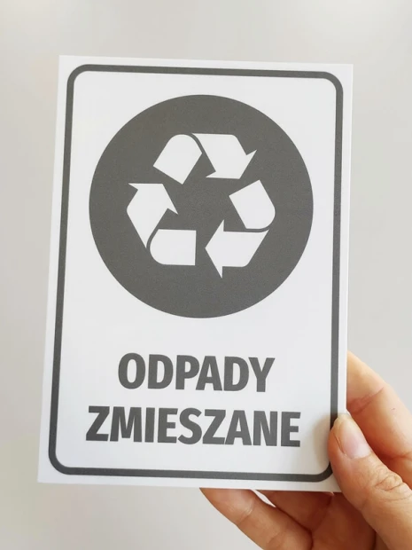Tabliczka na kosz Odpady zmieszane - Wzór graficzny. Okrągły symbol recyklingu z strzałkami i tekstem