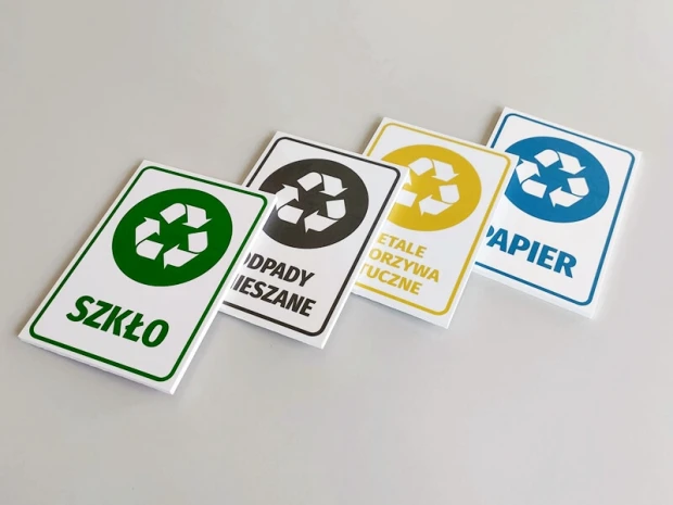 Tabliczka na kosz Papier - Wzór graficzny. Prostokątna tabliczka z napisem Papier i symbolem recyklingu