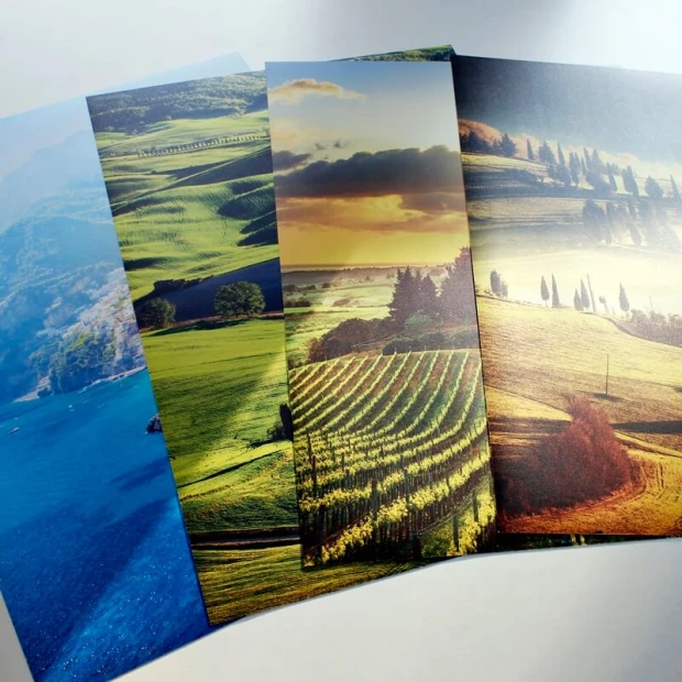 Plakat ze zdjęcia 20x30 cm na ważne okazje - Wzór graficzny. Trzy krajobrazy z zielonymi polami, górami i niebem