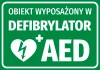 Naklejka Obiekt wyposażony w defibrylator AED - Wzór graficzny. Zielone tło z białym napisem i symbolem serca z błyskawicą