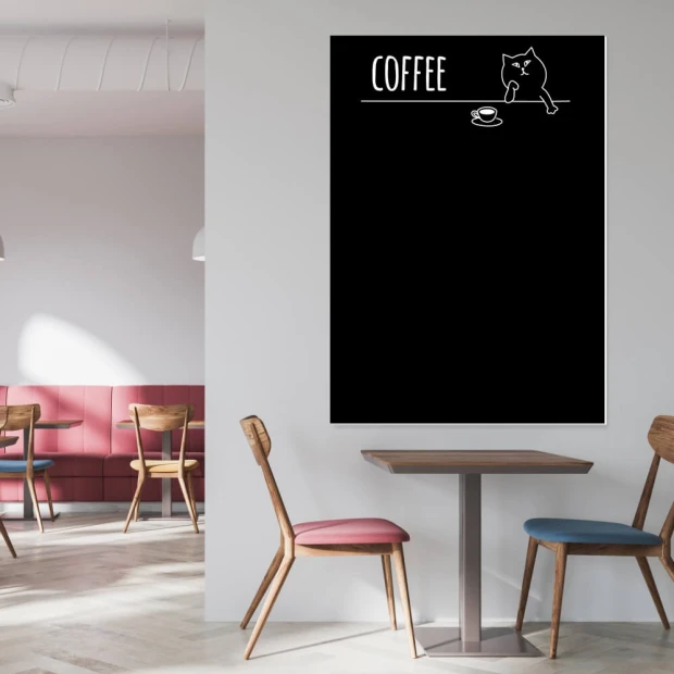 Tablica kredowa coffee 049 - Aranżacja w kawiarni. Ściany w jasnych odcieniach, meble w kolorze drewna