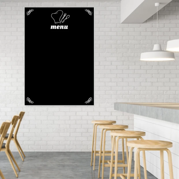 Tablica kredowa do restauracji menu 064 - Aranżacja w nowoczesnej kuchni. Ściany w jasnym kolorze, proste meble drewniane