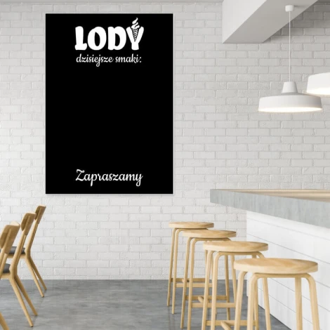 Tablica kredowa lody 056 - Aranżacja w kawiarni. Ściany białe, drewniane krzesła, jasny stół