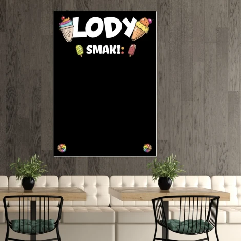 Tablica kredowa lody 057 - Aranżacja w kawiarni. Ściany w odcieniach szarości, jasne meble i rośliny