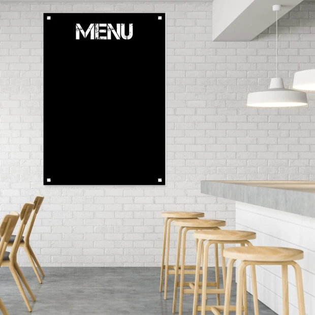 Tablica kredowa menu 050 - Aranżacja w kawiarni. Ściany białe, podłoga szara, drewniane krzesła