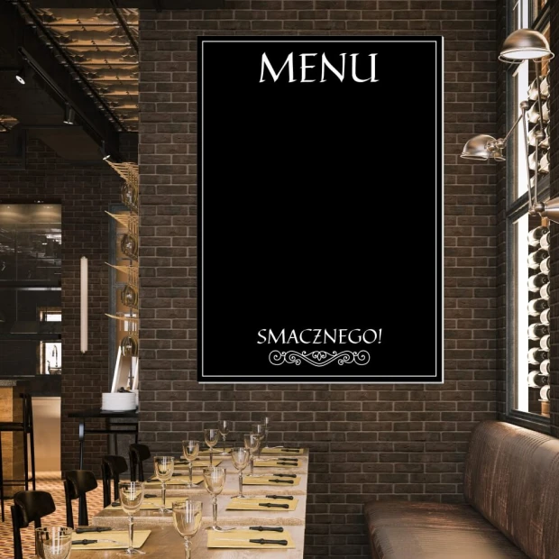 Tablica kredowa menu 066 - Aranżacja w restauracji. Ciemne ściany z cegły, drewniane stoły i krzesła