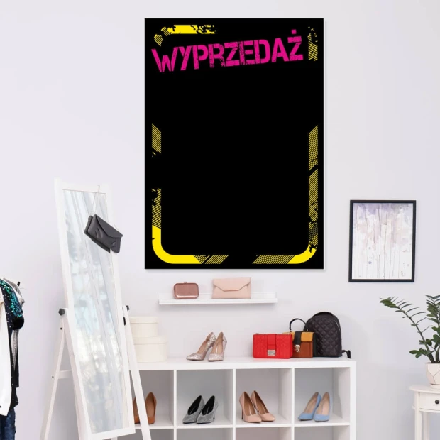 Tablica kredowa wyprzedaż 060 - Aranżacja w sklepie. Ściany w jasnych kolorach, minimalistyczne meble