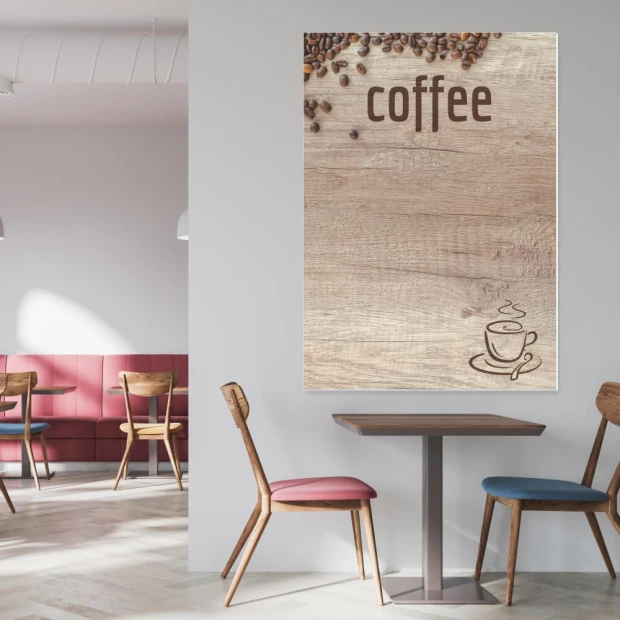 Tablica kredowa z nadrukiem imitującym drewno, ziarnami kawy, napisem coffee i filiżanką we wnętrzu lokalu