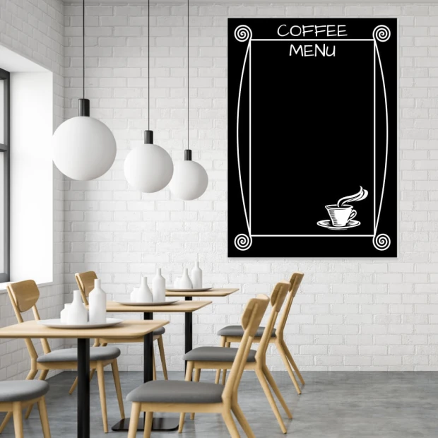Tablica kredowa z nadrukiem coffee menu 088 - Aranżacja w kawiarni. Ściany w kolorze białym, proste drewniane meble